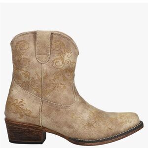 Short cowgirl boots